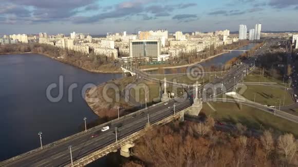 桥上城市交通的美丽鸟瞰图帕托纳桥上的城市交通鲁萨诺夫斯卡亚堤的景观视频的预览图