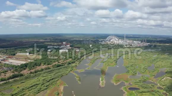 无人机飞越原发电厂领土视频的预览图