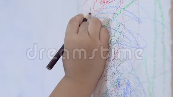 孩子们在墙上画铅笔的手视频的预览图