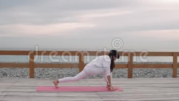 女子体操运动员在夏季海上露天表演三角舞视频的预览图