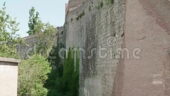 堡垒墙被绿色植物包围在杰罗纳的古董楼视频的预览图