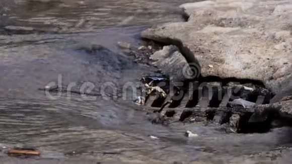 熔化的水通过井盖流下来视频的预览图