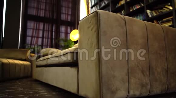 米色沙发靠在红砖墙和书上视频的预览图