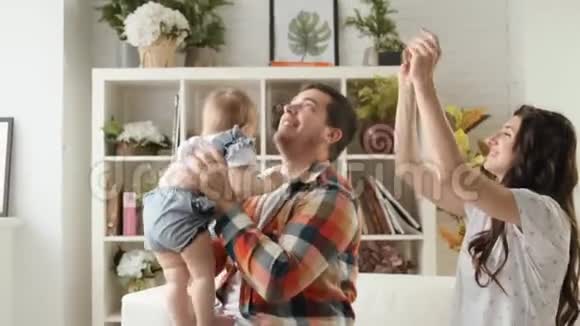 年轻快乐的父亲抛弃了他的小女儿陪着她的母亲玩慢动作视频的预览图