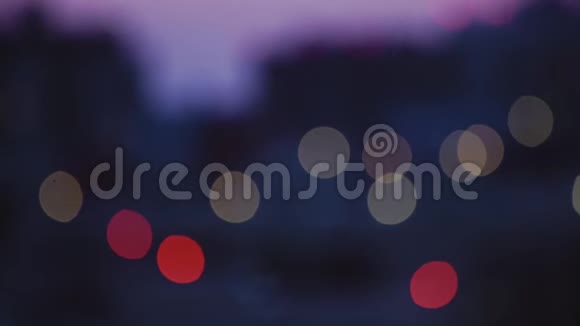 在傍晚的城市里美丽的波克发光灯闪烁夜间浪漫灯光背景视频的预览图