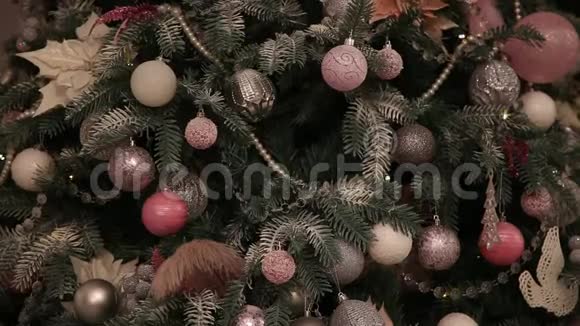 圣诞树上有装饰和照明视频的预览图