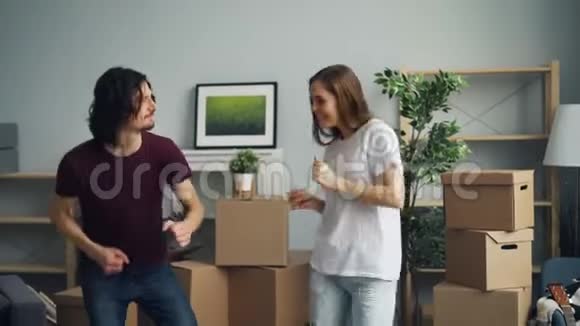 爱的丈夫和妻子跳舞接吻在家里玩得开心视频的预览图