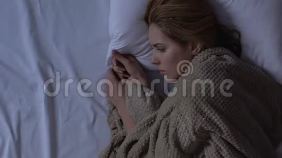 女人哭泣着触摸着床的对面思念着丈夫孤独视频的预览图
