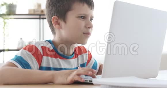 家里用笔记本电脑的男孩视频的预览图