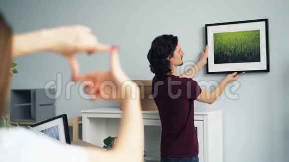 当女朋友用手指做画框的时候男人会地方拍照视频的预览图