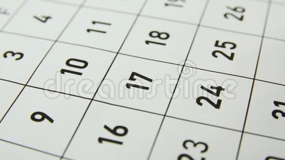 在每月17日的日历上写上截止日期视频的预览图