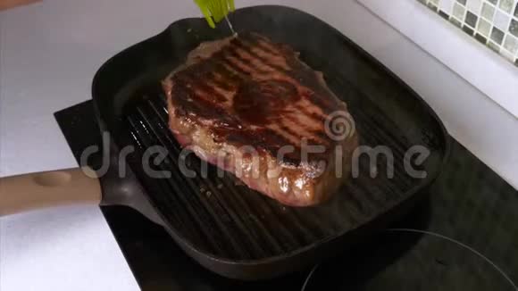 烤牛肉牛排上用硅油刷烤烤盘视频的预览图