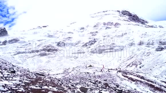 奇姆博拉索火山的景色视频的预览图