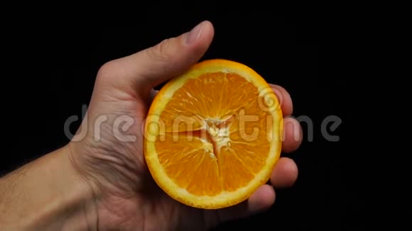 雄手捏熟多汁的橘子视频的预览图