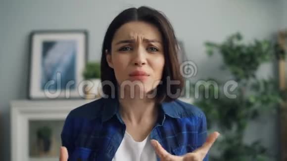 愤怒的女士在家里尖叫和打手势的特写照片然后离开视频的预览图