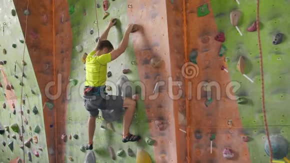 攀岩运动活动概念攀岩者上墙室内攀岩运动活动概念人工攀岩者视频的预览图