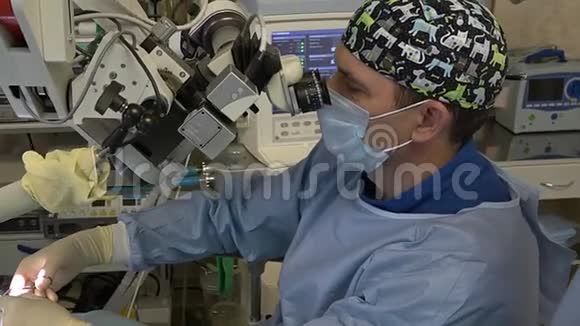 用手术显微镜对耳鼻喉科器官进行显微手术的男外科医生医学创新技术视频的预览图