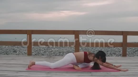 女士在瑜伽姿势下放松脸朝下躺着站起来视频的预览图