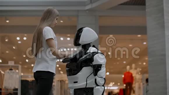 机器人看着女孩人工智能现代机器人技术机器人看着女孩视频的预览图