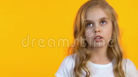 女孩滚动她的眼睛听父母说教尴尬的年龄小叛逆视频的预览图