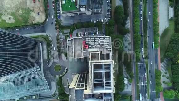 中国苏州城市高层建筑和城市街道的俯视图视频的预览图