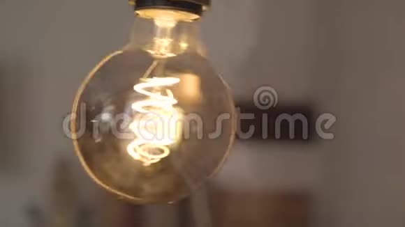 钨灯灯泡灯特写现代家居的光理念电的概念视频的预览图