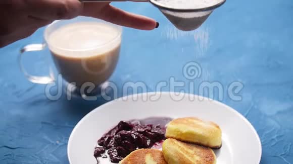 小屋芝士煎饼带有蔓越莓果酱的俄罗斯syrniki芝士蛋糕和咖啡视频的预览图