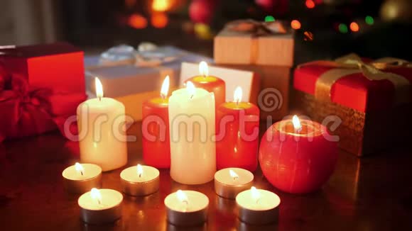 圣诞前夜客厅里有很多燃烧的蜡烛和圣诞礼物视频的预览图