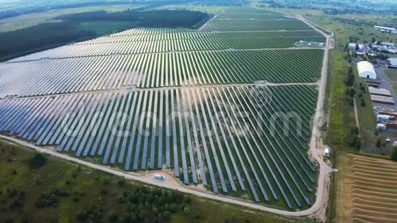 航空飞越大型强大的车站与太阳能电池板产生电力工业太阳能农场视频的预览图
