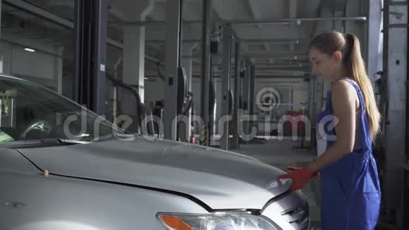 女青年汽车专家打开汽车引擎盖用于汽车维修或检查汽车服务视频的预览图