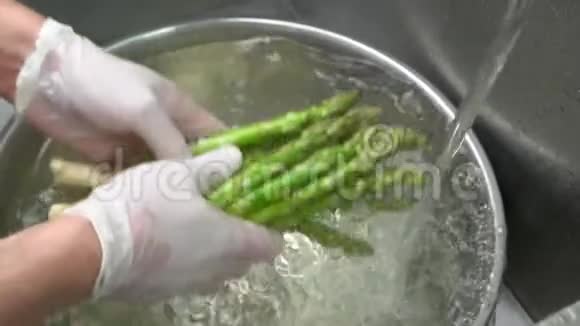 双手慢摩洗芦笋视频的预览图