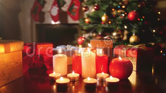 4k视频美丽的客厅与壁炉和来临蜡烛装饰圣诞节或新年完美完美完美视频的预览图