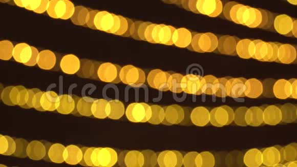 模糊的新年闪烁的花环和闪光圣诞背景温暖的金色灯光4K超高清视频的预览图