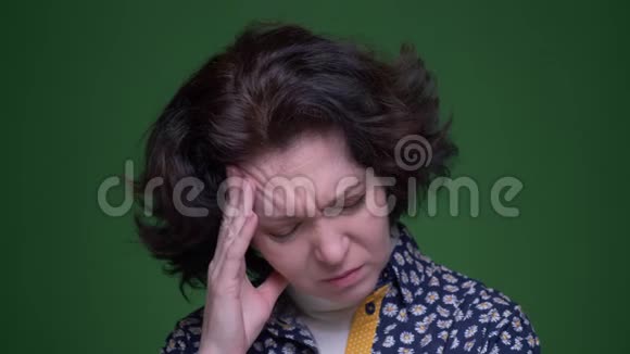 老白种人深色头发的女性在镜头前头痛和疲劳的特写镜头视频的预览图