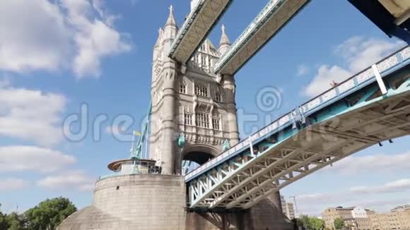 从下往泰晤士河看伦敦塔桥视频的预览图