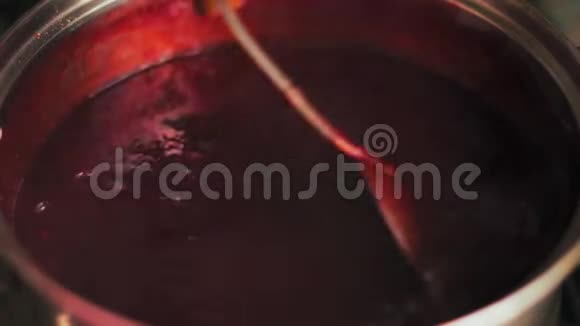 特写镜头女手勺子烹饪梅子果酱视频的预览图
