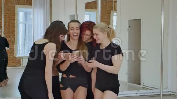 可爱的快乐舞者从他们的锻炼和社交网络与手机的休息视频的预览图