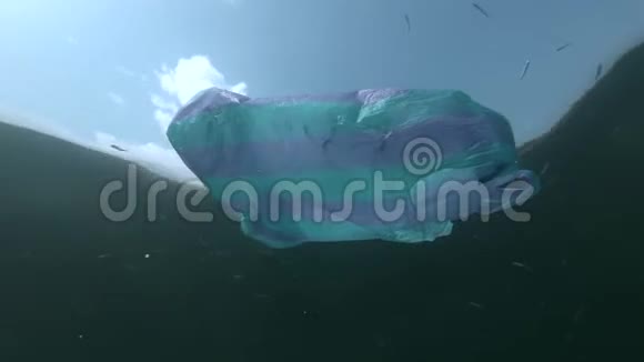 塑料污染用过的条纹袋和沙臭学校在蓝天白云的背景下游泳低角度射击视频的预览图