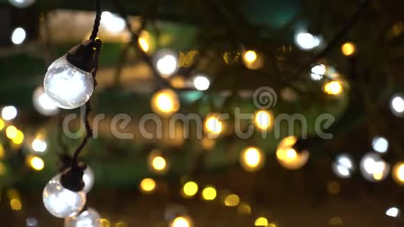 在闪烁灯光背景下特写新年花环的灯泡圣诞节背景模糊4K超高清视频的预览图