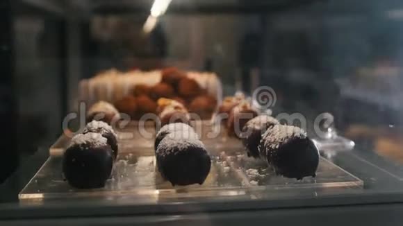 咖啡店柜台的美味甜点视频的预览图
