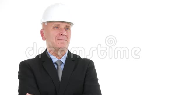 在商业演示中穿着西装和头盔微笑自信的工程师视频的预览图