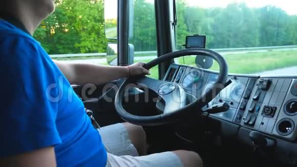 一个面目全非的司机坐在卡车后面骑着车穿过乡村开车去目的地的男人视频的预览图