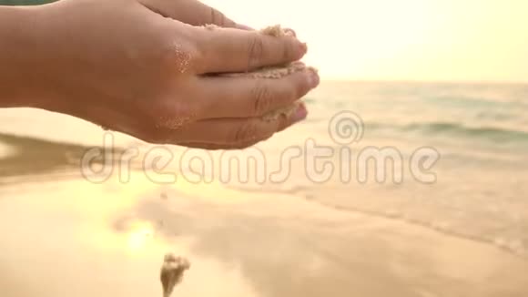 女人的手柔软的沙子落在热带海滩上视频的预览图