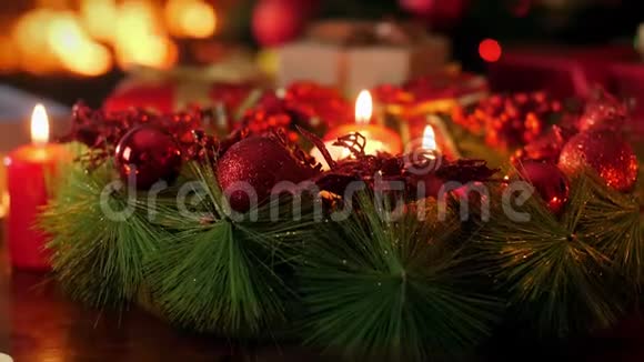 4k多利视频美丽的冒险花环与燃烧蜡烛在圣诞夜完美的背景或背景视频的预览图