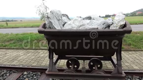 旧的矿车小型车装载的石头站在铁轨上视频的预览图