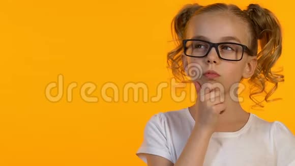 戴眼镜的小书呆子女孩在考虑任务决定或未来的职业视频的预览图