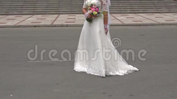 新娘穿着长裙站在歌剧院门口视频的预览图