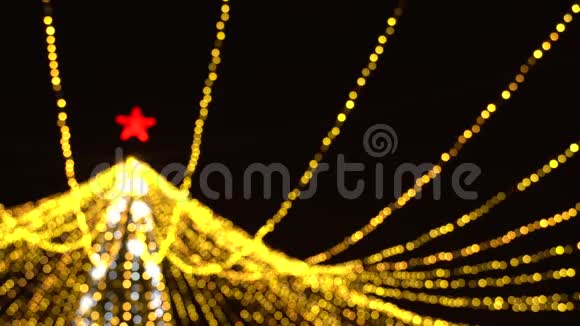 模糊的圣诞树和花环美丽的新年温暖的金色灯光的背景4K超高清视频的预览图