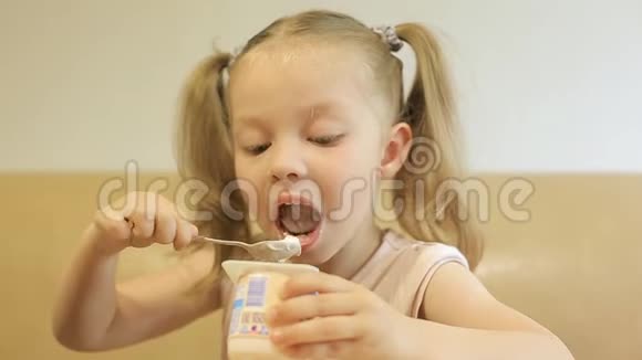 小女孩小辫子吃酸奶婴儿食品用乳制品视频的预览图