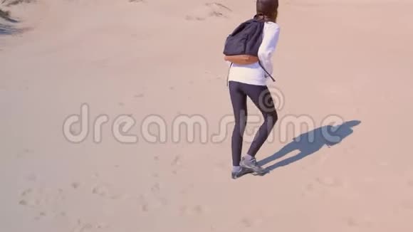 女游客正在海边沙滩户外活动度假漫步在沙丘之间视频的预览图